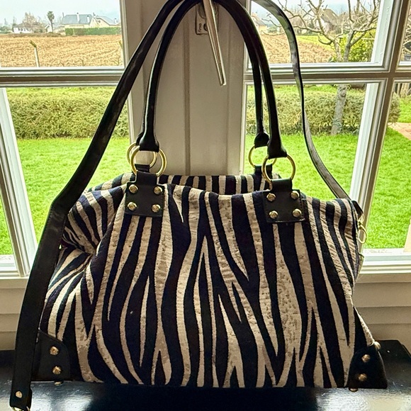 Stylish Zebra print duffle handbag. - Picture 1 of 12